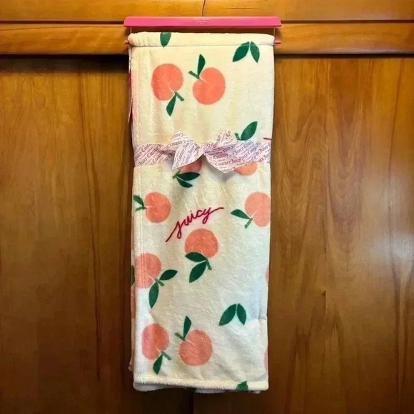 Juicy Couture Home Peaches Soft Cozy Fluffy Warm Lounge Plush Throw Blanket NWT - Picture 3 of 6